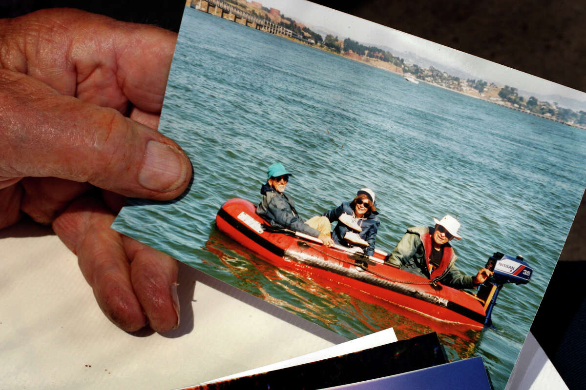 Malcolm Sowers sostiene una instantánea que tomó de amigos en un bote que lo ayudaron a regar un ciprés de Monterrey en Red Rock Island, en Berkeley, California, el martes 9 de junio de 2009. 