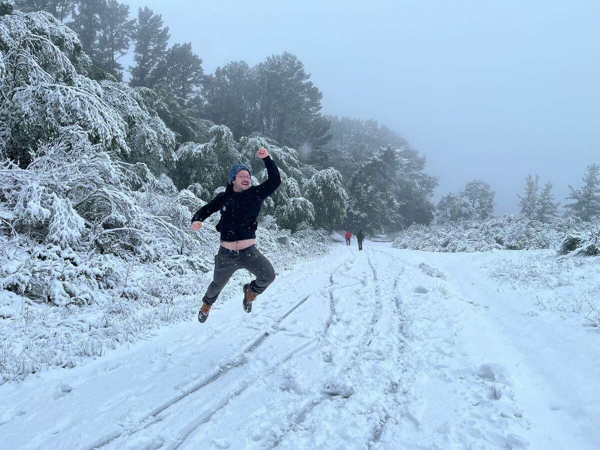 Brandon Waldon, residente de Berkeley, se divierte en la nieve en el Parque Regional Tilden en Berkeley, California, el viernes 24 de febrero de 2023.