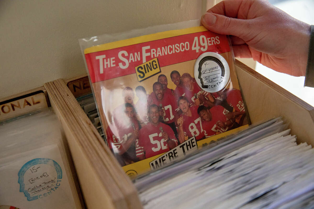 Andrew Kerwin muestra uno de los discos de 45 rpm de la firma de los 49ers de San Francisco disponibles en Contact Records en Oakland, California, el 14 de febrero de 2023.