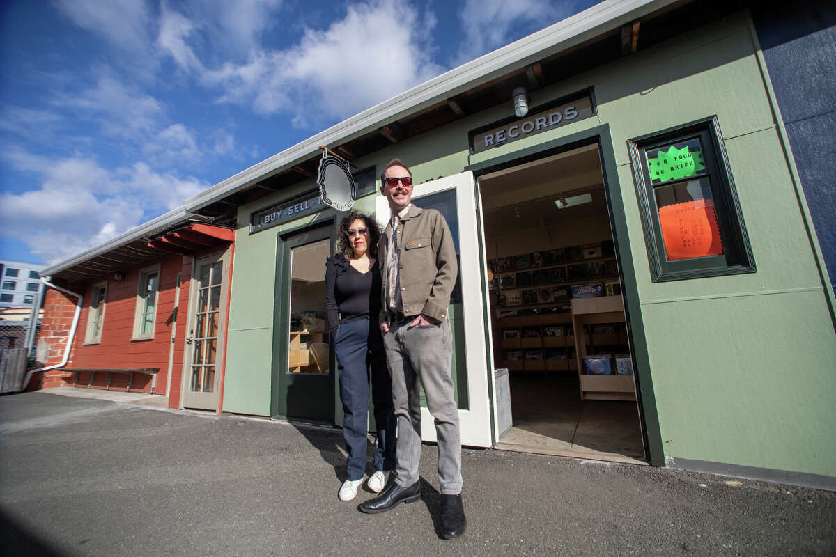 (De izquierda a derecha) Hannah Lew y Andrew Kerwin son copropietarios de Contact Records, que recientemente abrió una nueva ubicación en Temescal Alley en Oakland, California, el 14 de febrero de 2023.