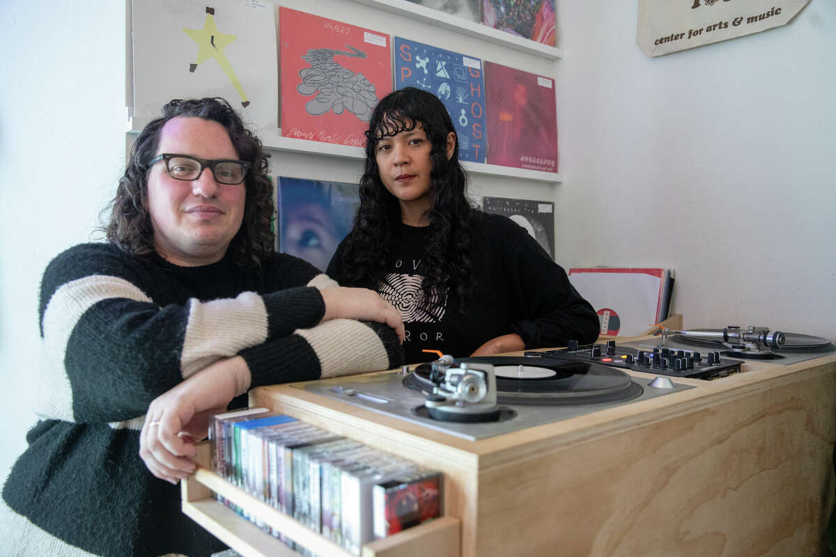 De izquierda a derecha, Matt Brownell y Cat Lauigan son copropietarios de la tienda de discos Cone Shape Top en Oakland, California, el 14 de febrero de 2023.
