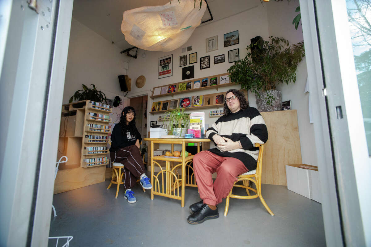 (De izquierda a derecha) Cat Lauigan y Matt Brownell se sientan dentro de su tienda de discos compacta, Cone Shape Top en Oakland, California, el 14 de febrero de 2023.
