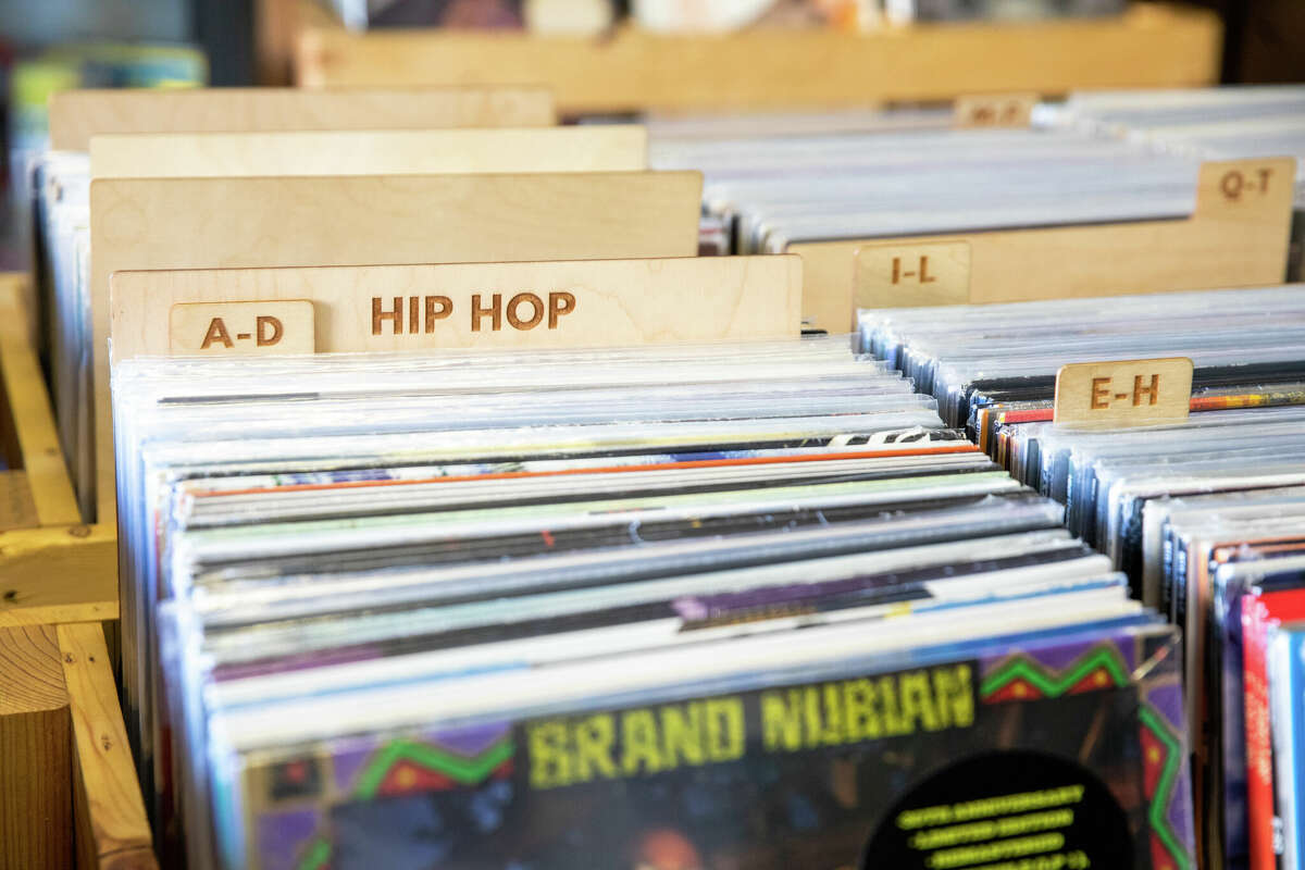 Una pila de discos de Hip Hop en The Stacks Record Shop en Hayward, California, el 14 de febrero de 2023.