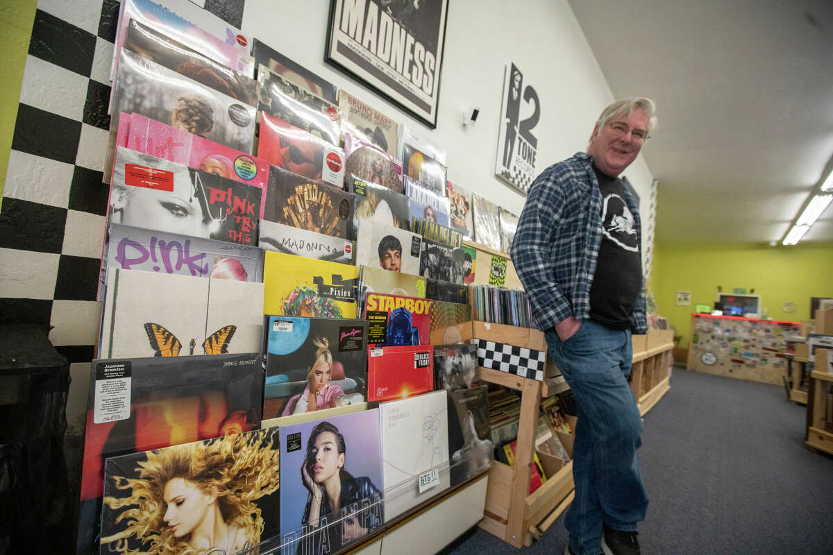 El propietario Chris Hill posa con su colección de discos pop en Ska Dog Records en Hayward, California, el 14 de febrero de 2023.