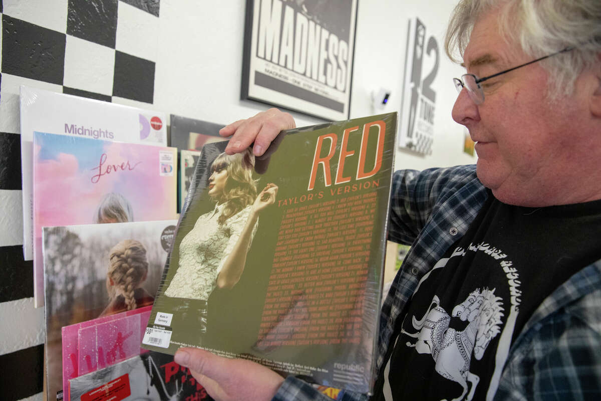El propietario Chris Hill muestra uno de los discos de Taylor Swift disponibles en Ska Dog Records en Hayward, California, el 14 de febrero de 2023.
