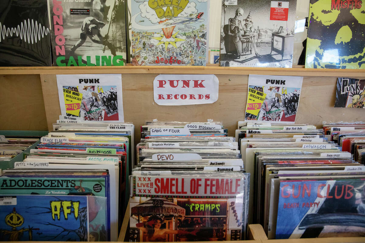 Algunos de los discos punk disponibles en Ska Dog Records en Hayward, California, el 14 de febrero de 2023.