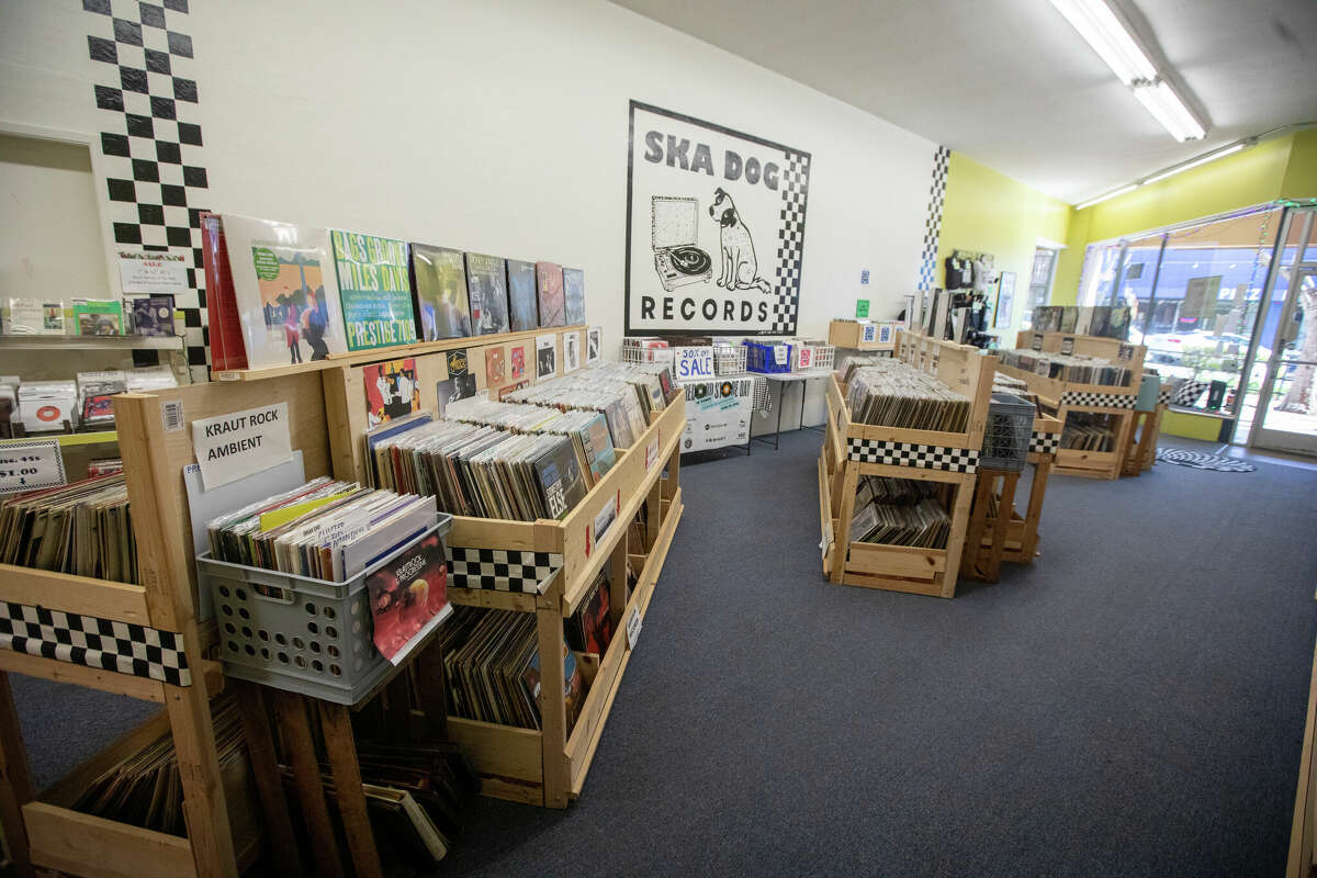 El interior de Ska Dog Records en Hayward, California, el 14 de febrero de 2023.
