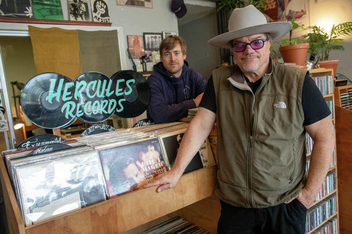 El propietario Christopher Ford, a la derecha, y el empleado Calvin Lloyd en Hercules Records en Berkeley, California, el 14 de febrero de 2023.