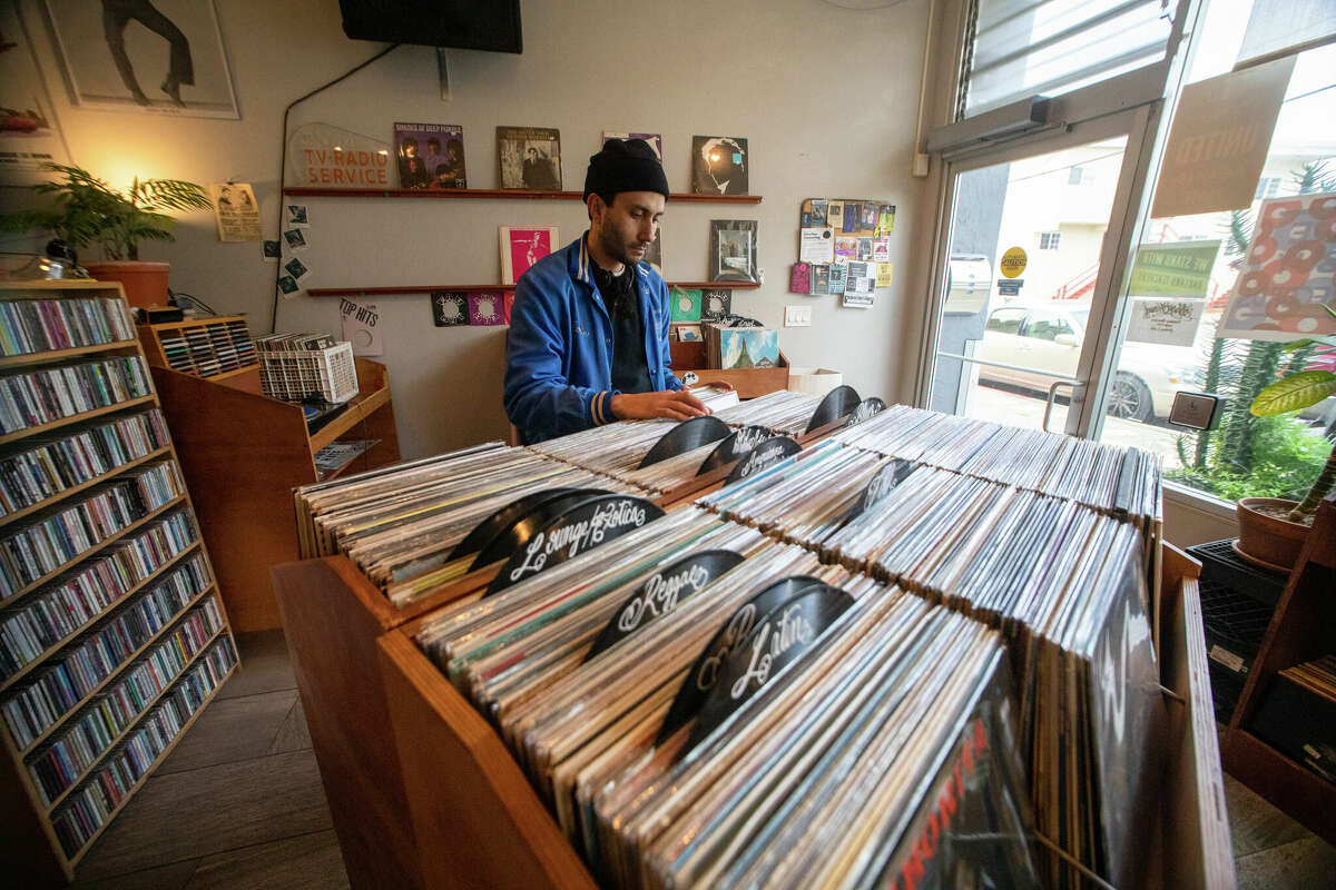 Ed Chavez examina la colección de discos en Hercules Records en Berkeley, California, el 14 de febrero de 2023.