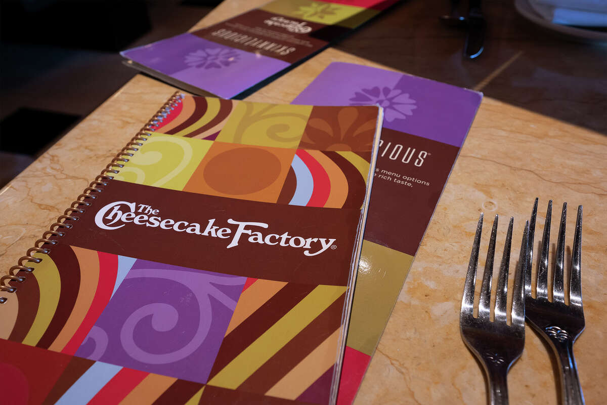 Los menús de 20 páginas en The Cheesecake Factory en San Francisco, California, el 21 de febrero de 2023.