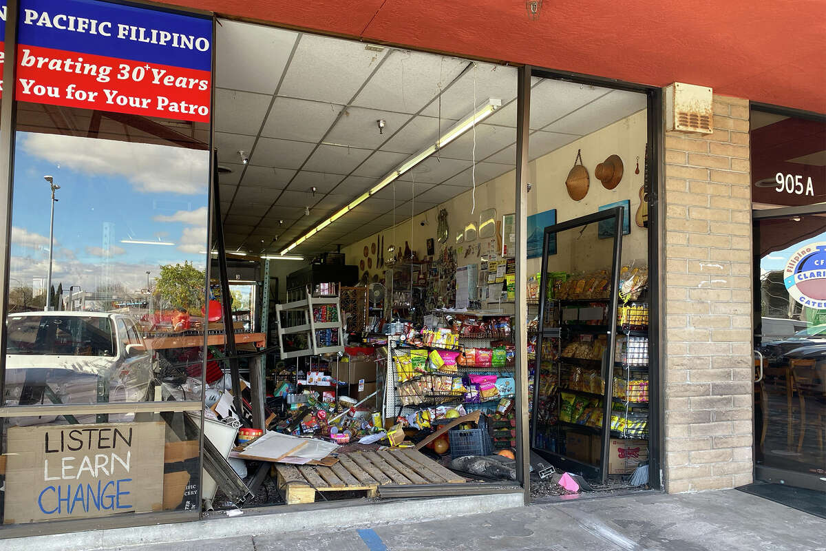 Un automóvil se estrelló contra Western Pacific Filipino Grocery, ubicado en 905 E Duane Ave. en Sunnyvale, el sábado 25 de febrero de 2023. 
