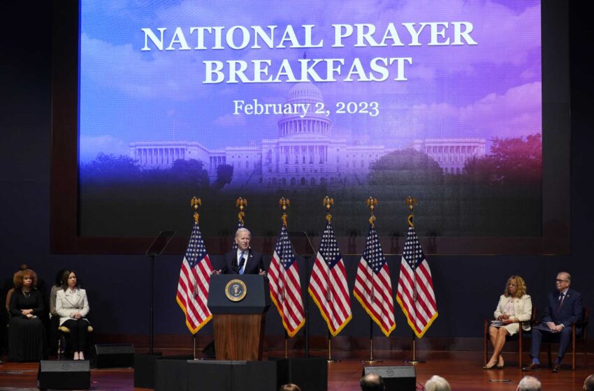  Biden insta a la unidad en un desayuno de oración bajo la nueva dirección