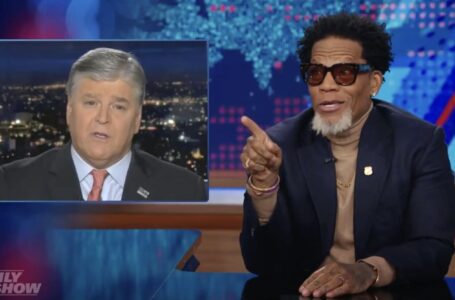 D.L. Hughley, del ‘Daily Show’, reprende a Hannity por su lapsus freudiano sobre la brutalidad policial