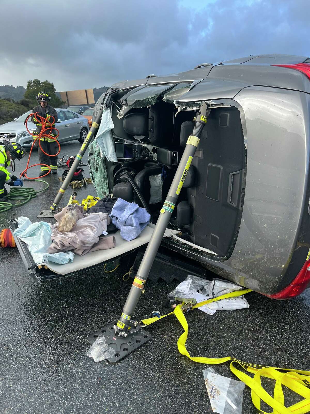 Los bomberos sacaron a un bebé y dos adultos de un SUV que se volcó sobre su lado en la 280 hacia el sur en el condado de San Mateo el 5 de febrero de 2023.