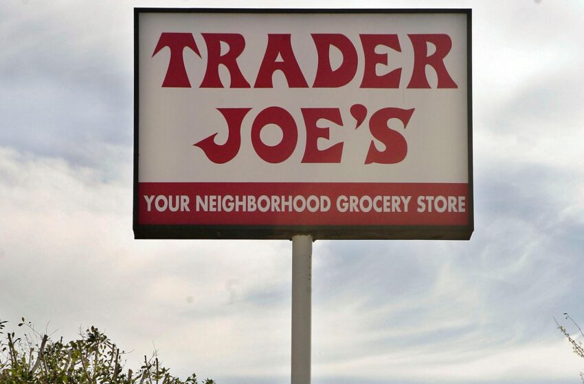  Trader Joe’s presenta alimentos congelados Perfectly Pickled Pups en todo el país