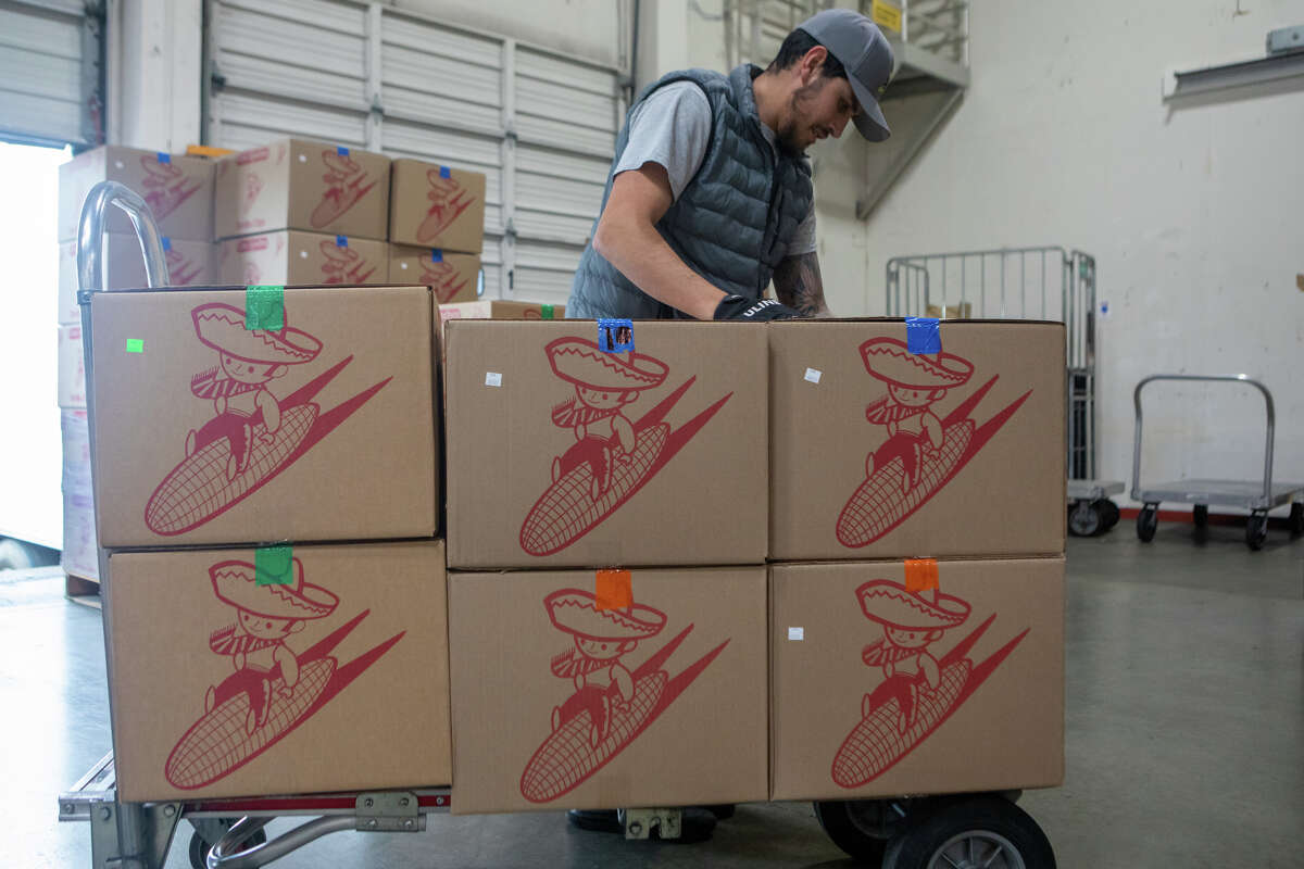Cajas de chips de tortilla Casa Sanchez están apiladas y listas para ser distribuidas en la planta de fabricación de Casa Sanchez en Hayward, California, el 15 de febrero de 2023.