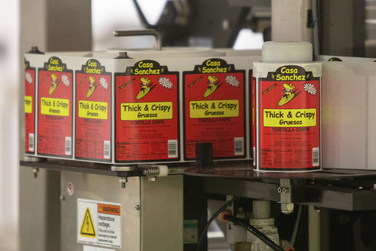 Las etiquetas para los chips de tortilla gruesos y crujientes están enrolladas y listas para colocarse en las bolsas en la planta de fabricación de Casa Sánchez en Hayward, California, el 15 de febrero de 2023.