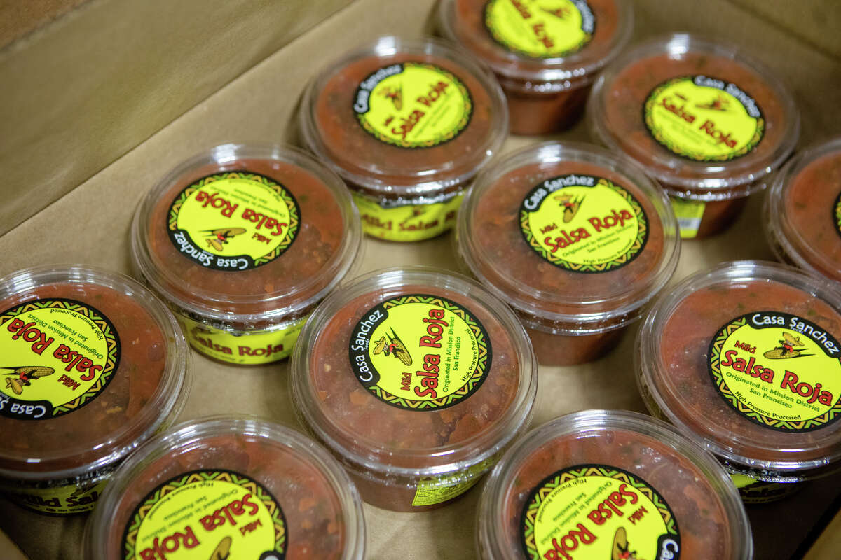 Envases de salsa roja recién hechos en la planta de fabricación de Casa Sánchez en Hayward, California, el 15 de febrero de 2023.