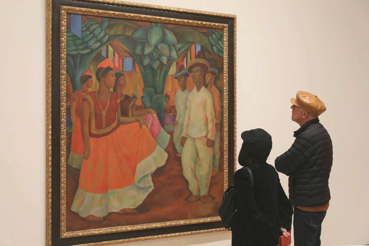 La gente ve una pintura de Diego Rivera en el Museo de Arte Moderno de San Francisco en San Francisco, California, el 3 de enero de 2023. 