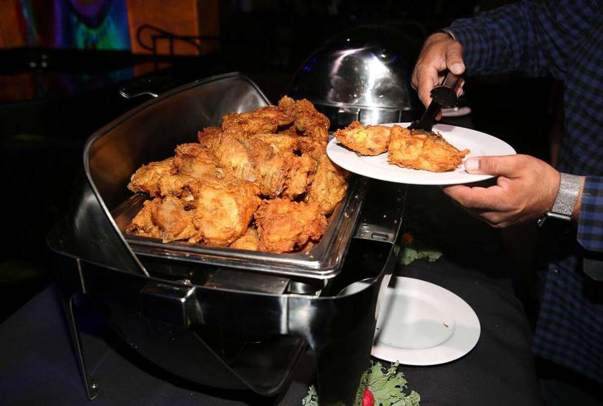 El "legendario" pollo frito en el Gold Club en Howard Street en el centro de San Francisco. El buffet se suspendió durante la pandemia de COVID-19, pero se espera que regrese. 