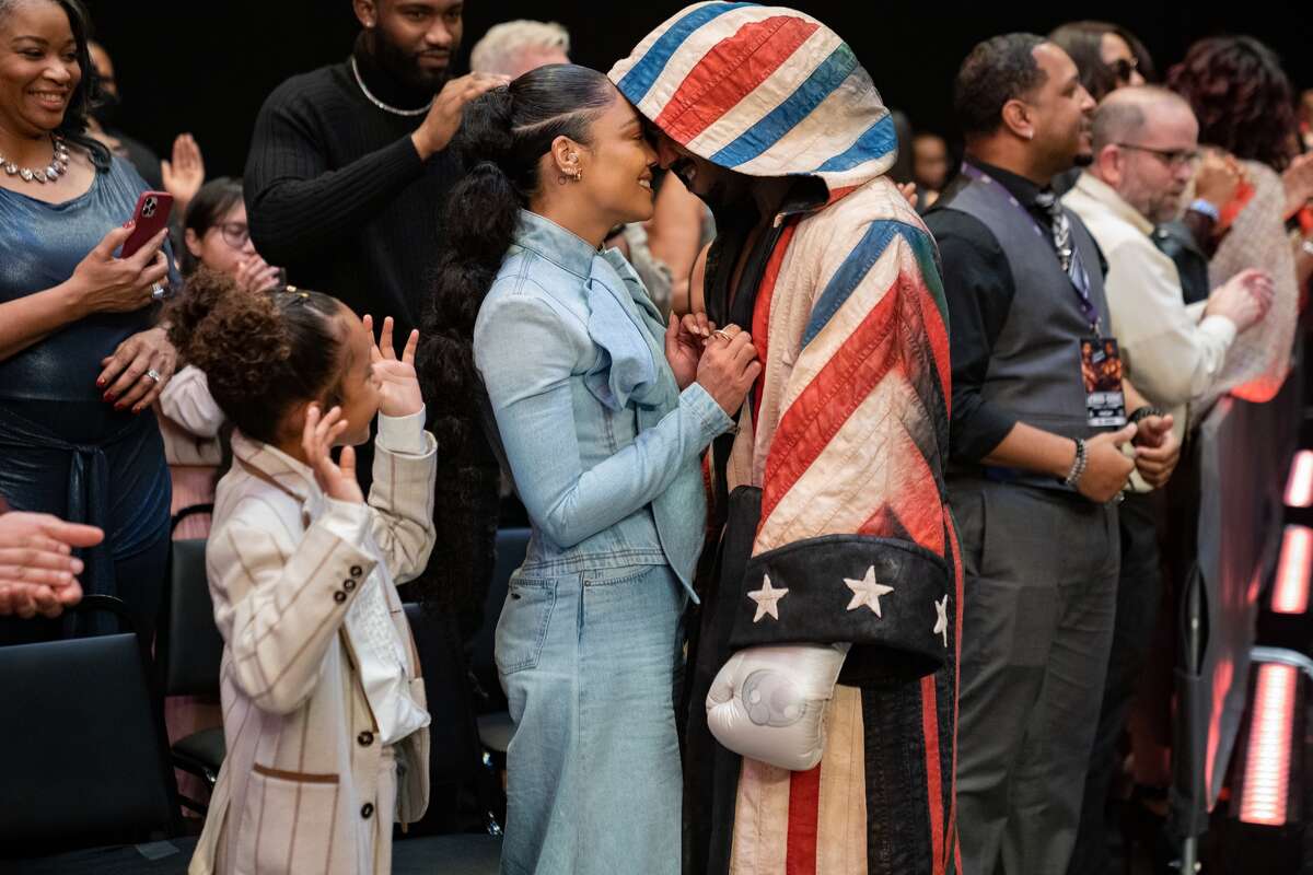 Mila Davis-Kent como Amara, Tessa Thompson como Bianca y Michael B. Jordan como Adonis Creed en "Creed III".