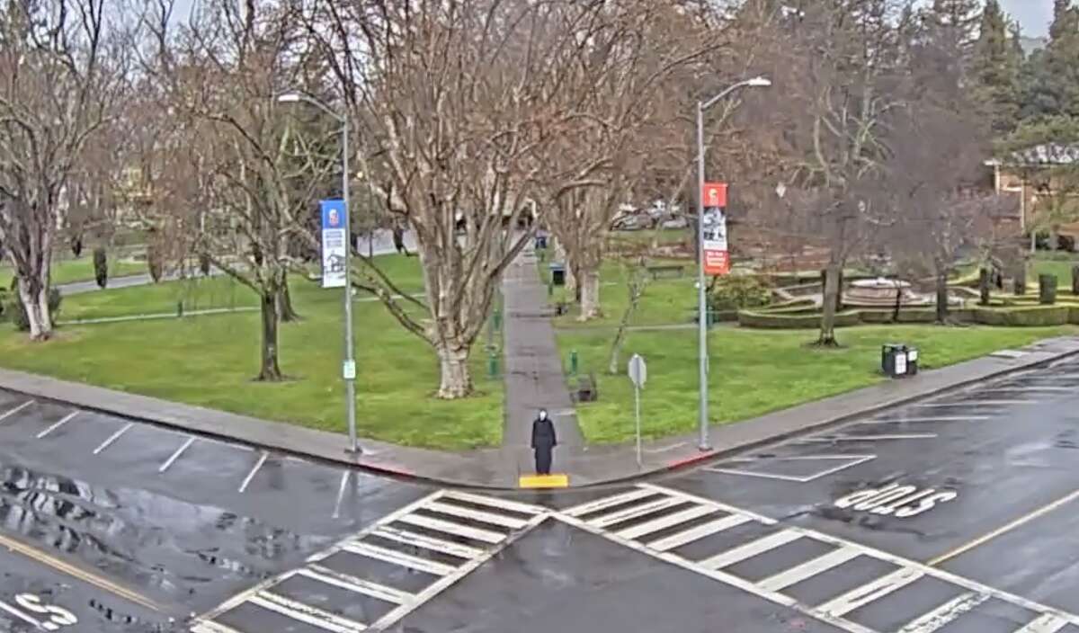 Las imágenes de la cámara web capturadas por Visit Sonoma el lunes por la mañana muestran a un individuo disfrazado de Ghostface acechando en la esquina sureste de Sonoma Plaza.