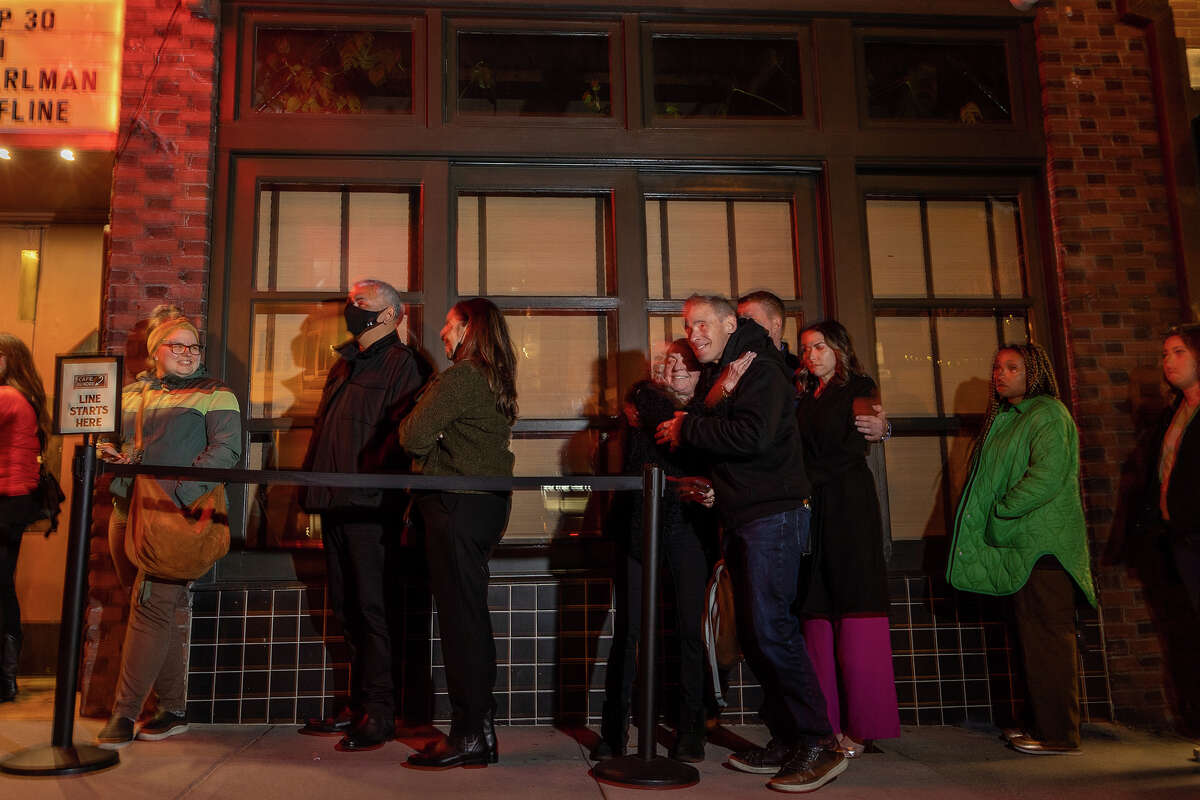 Los asistentes al concierto hacen fila afuera del Café du Nord en Market Street para un espectáculo de Noise Pop, el viernes 24 de febrero de 2023 por la noche.