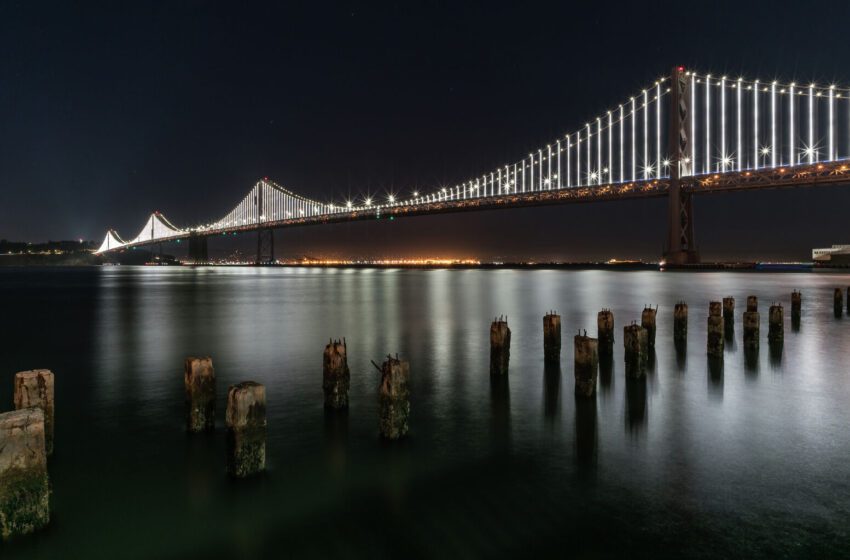  Se apaga la instalación de luz en el puente de la bahía de San Francisco