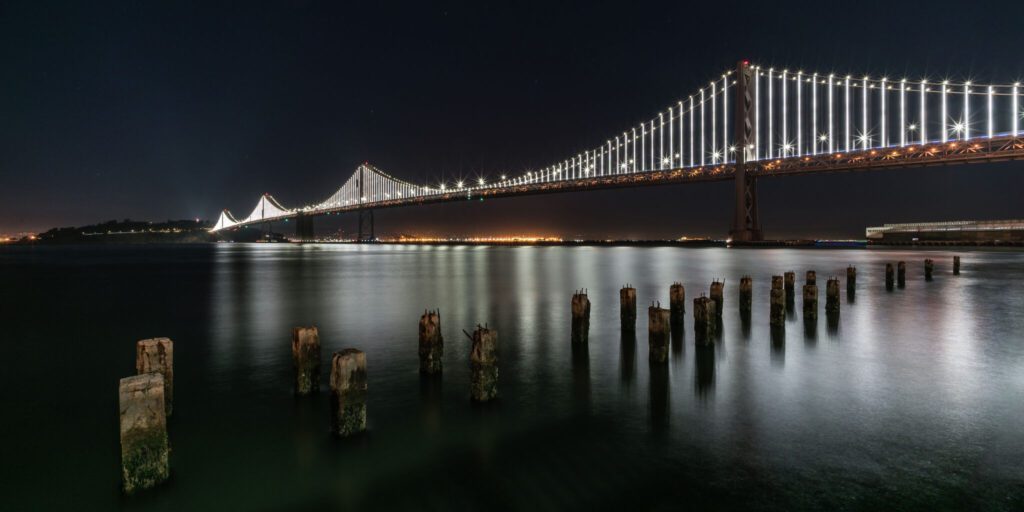 Se apaga la instalación de luz en el puente de la bahía de San Francisco