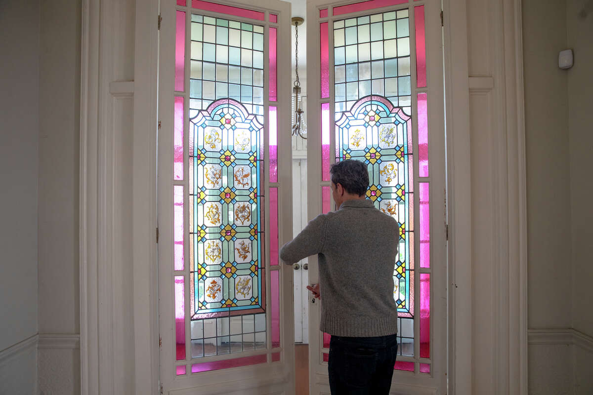 El propietario EJ Blumfield cierra las puertas con una vidriera en Ellen Kenna House en Oakland, California, el 3 de marzo de 2023.