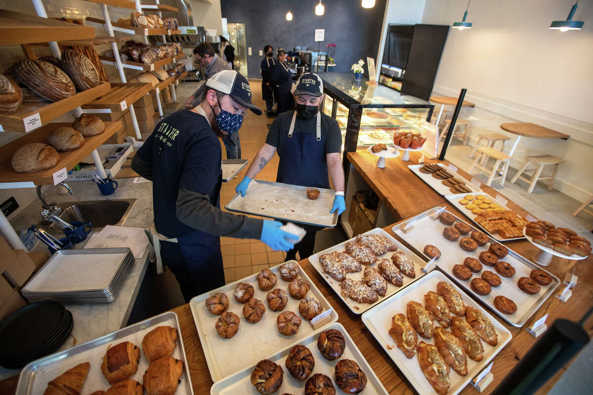 Los empleados colocan pasteles recién horneados en Starter Bakery en Oakland, California, el 3 de marzo de 2023.