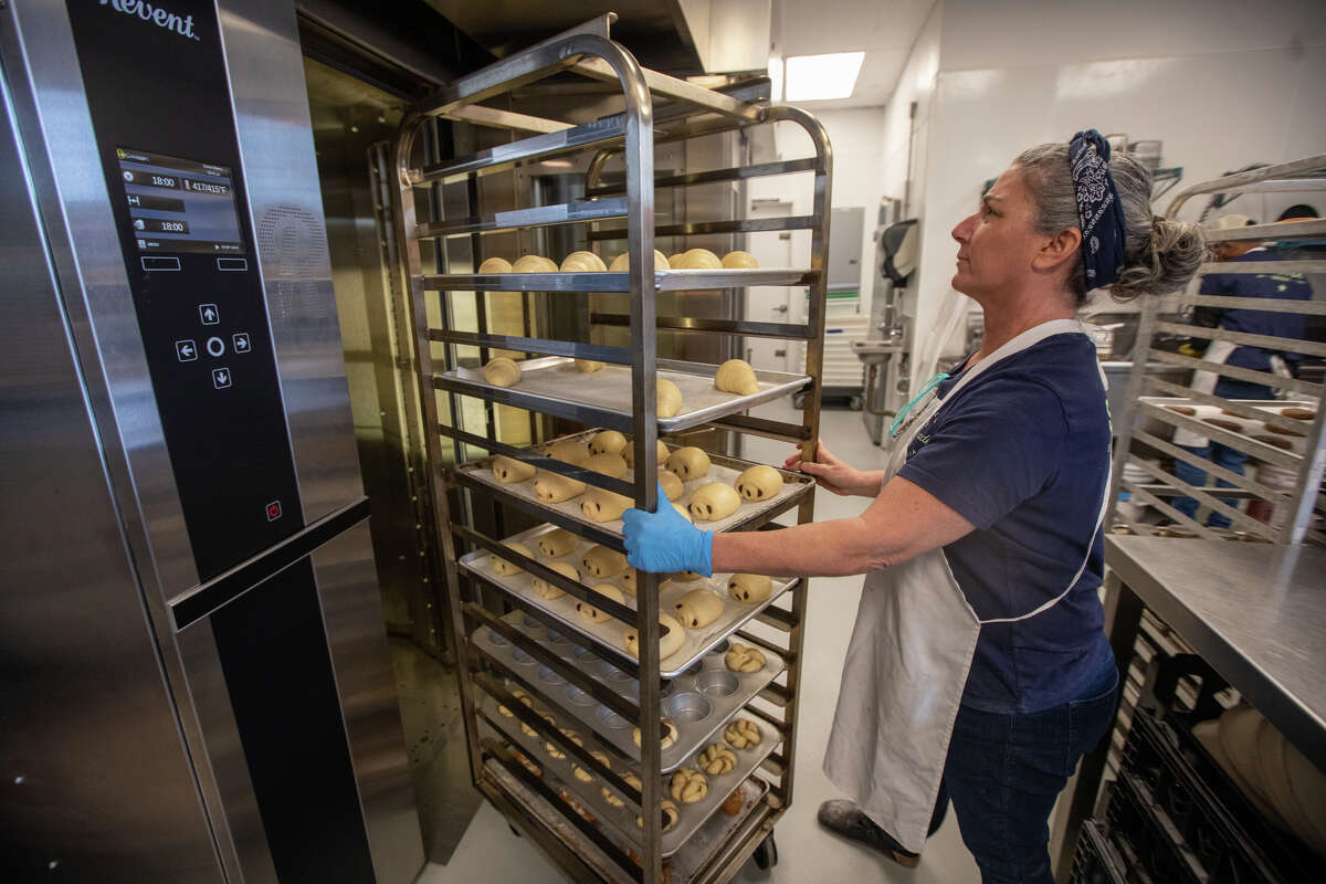 Chivi Marincola se prepara para colocar pasteles en un horno en Starter Bakery en Oakland, California, el 3 de marzo de 2023.