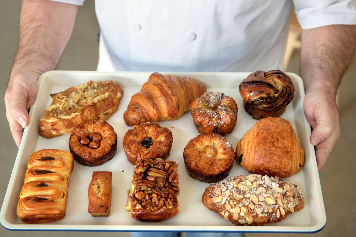 El propietario Brian Wood sostiene algunos de los pasteles en Starter Bakery en Oakland, California, el 3 de marzo de 2023.