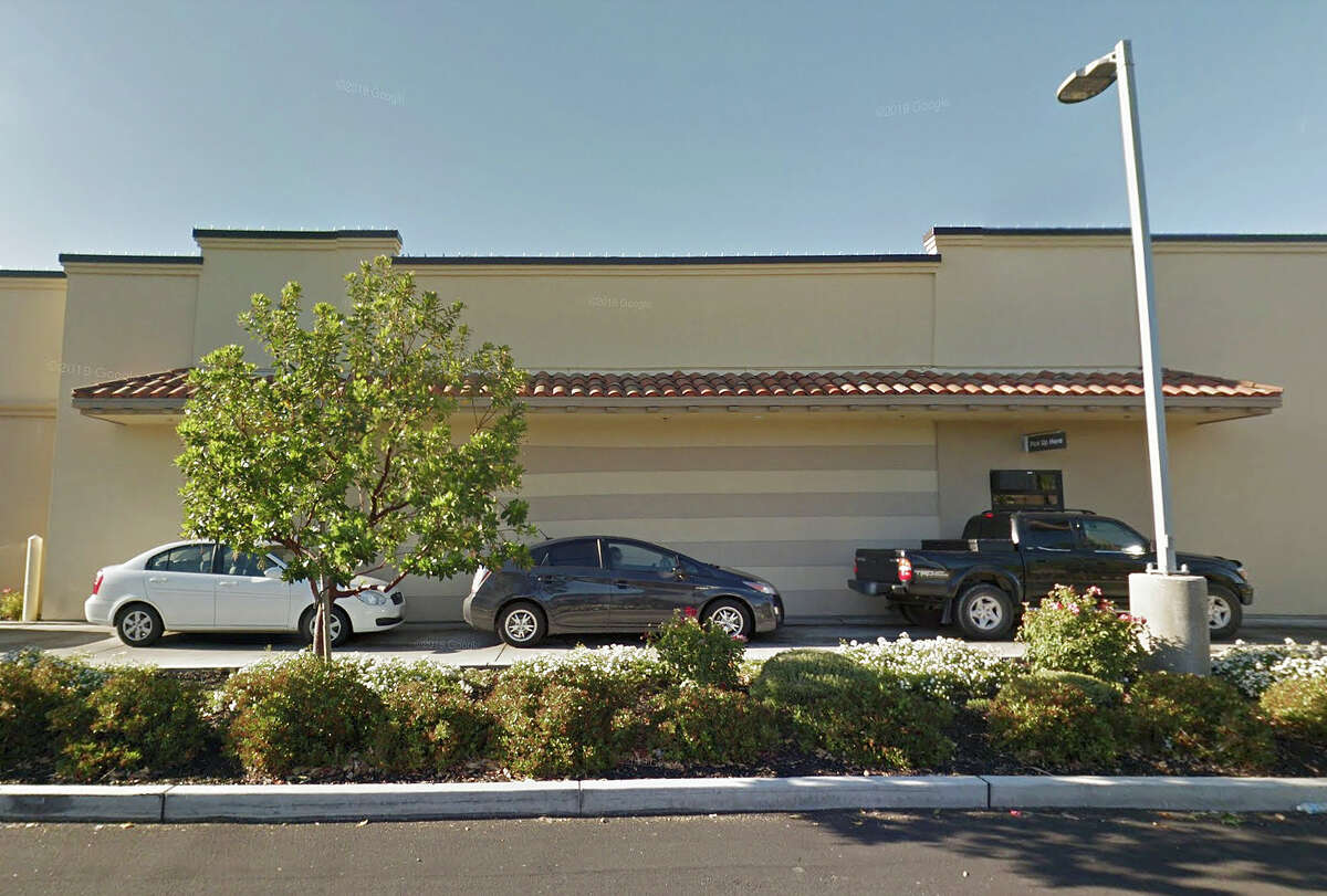 Una imagen de Google de McDonald's en 236 E 11th St. en Tracy, California, antes de que colapsara el voladizo.