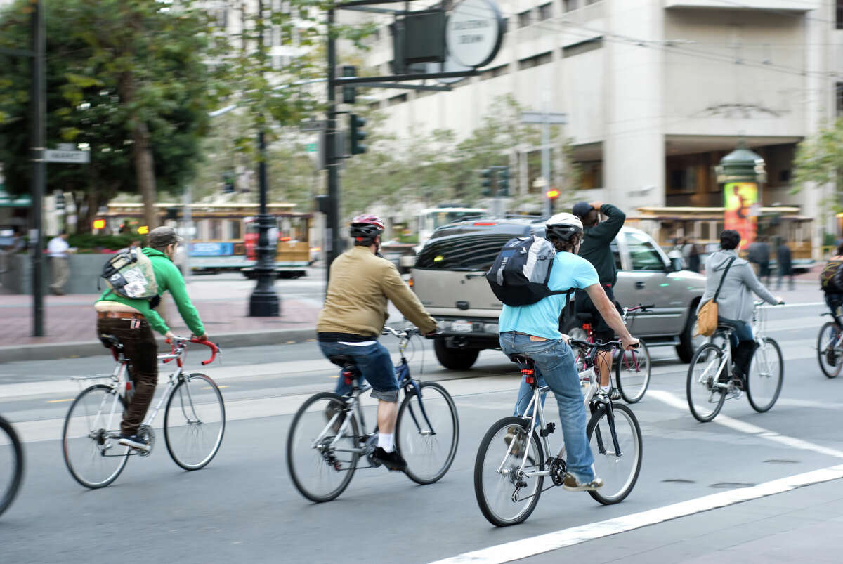 Un grupo de ciclistas anda en bicicleta por San Francisco, California.