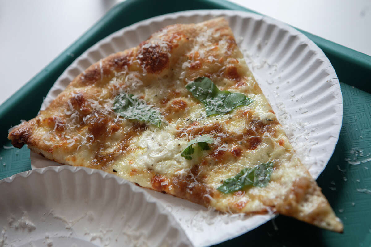 Una rebanada de pizza de madonna en Outta Sight Pizza en San Francisco, California, el 7 de marzo de 2023.