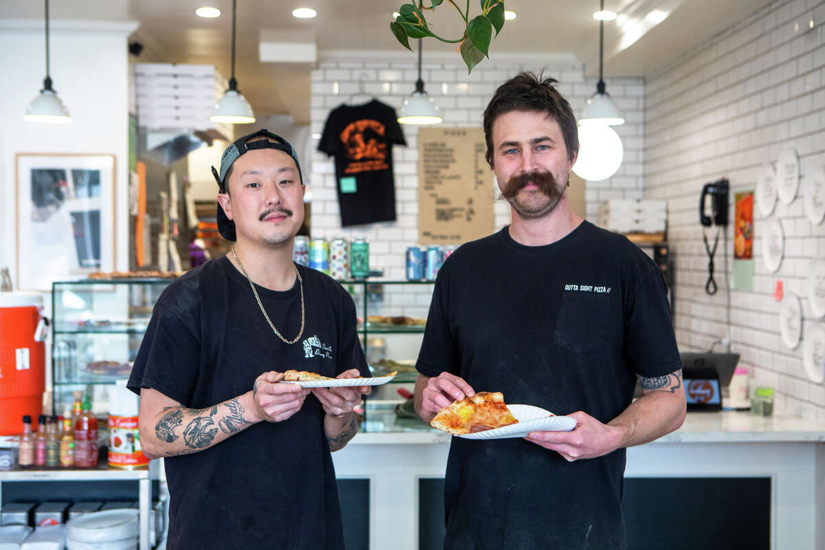 (De izquierda a derecha) Eric Ehler y Peter Dorrance, copropietarios de Outta Sight Pizza en San Francisco, el 7 de marzo de 2023.