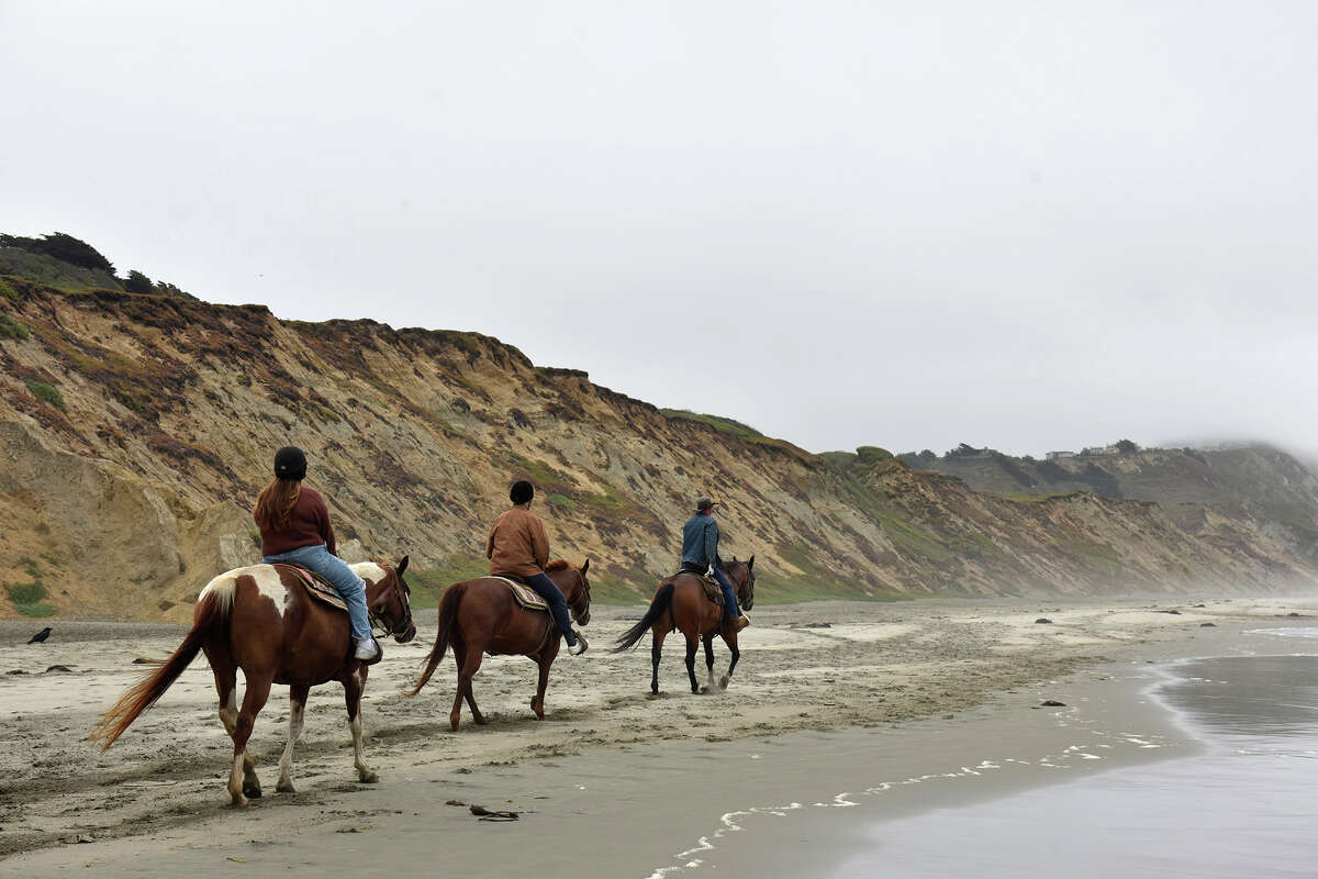 El editor de viajes de SFGATE, Silas Valentino, visita Mar Vista Stables para dar un paseo a caballo por Fort Funston en San Francisco, California.