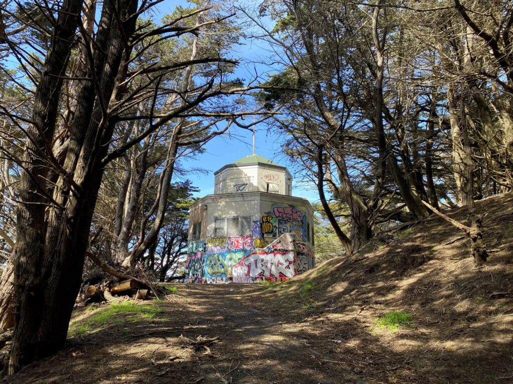 Hay una casa octágono abandonada escondida en los bosques de San Francisco