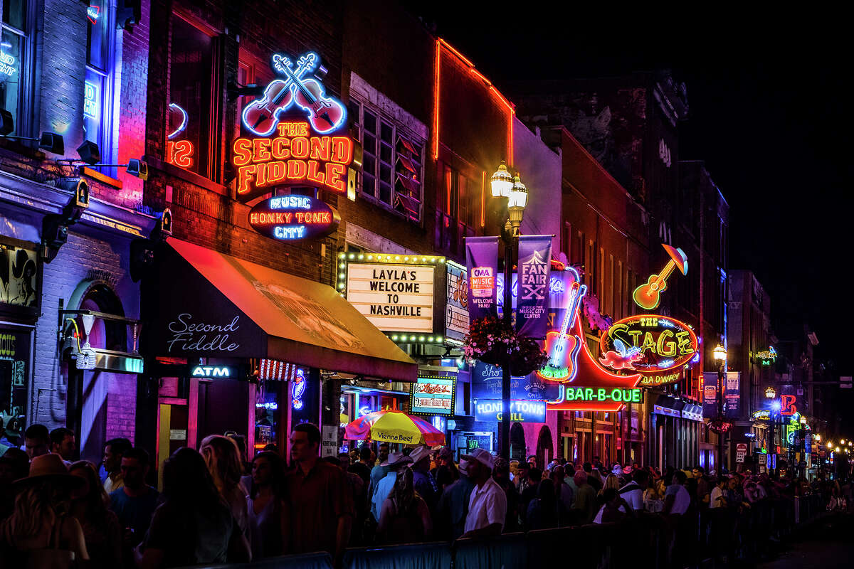ARCHIVO: Broadway es una vía importante en Nashville, Tennessee.