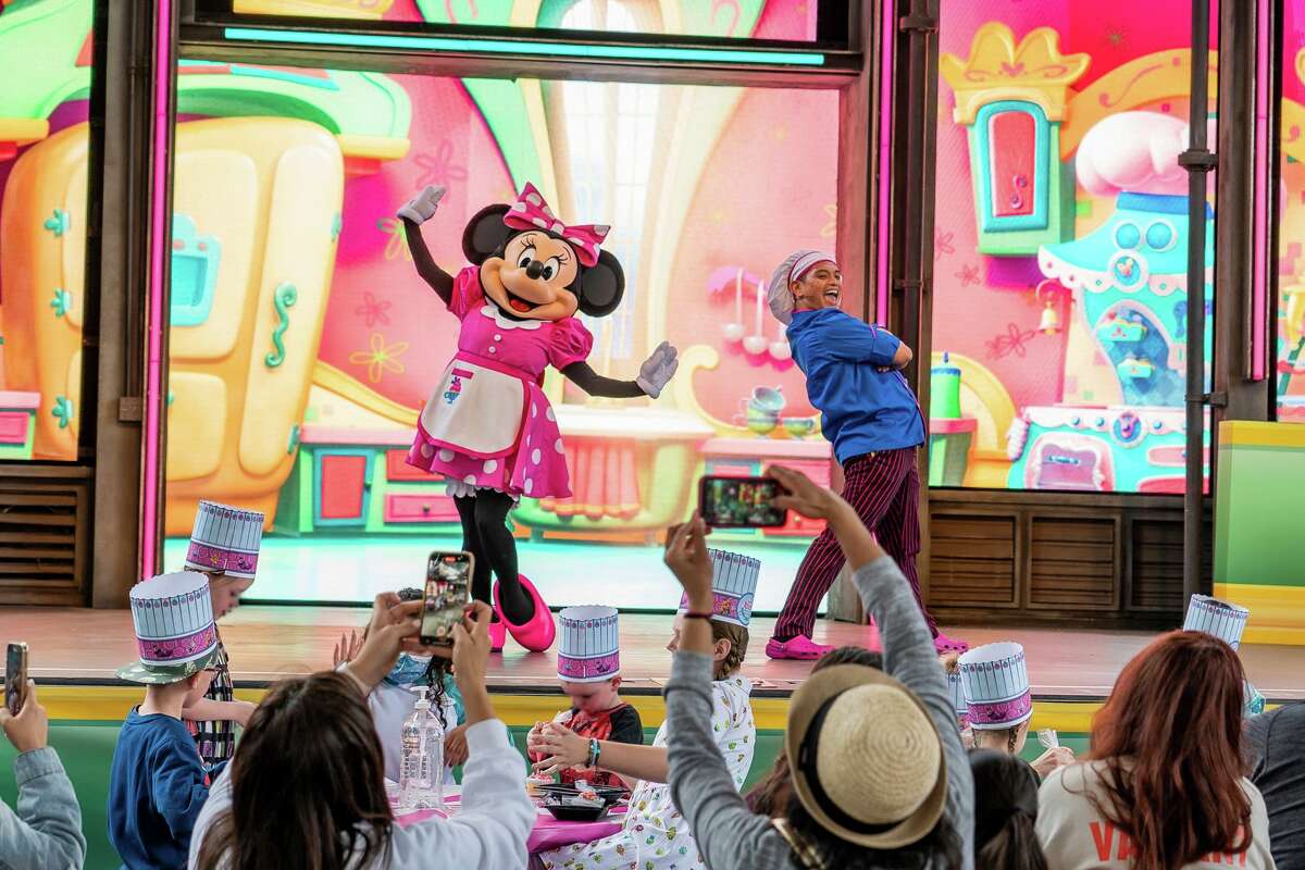 Minnie Mouse sorprende a los invitados en la fiesta de no cumpleaños de Alice's Wonderland Bakery. El espectáculo regresa durante el Disney California Adventure Food & Wine Festival en Disneyland Resort.