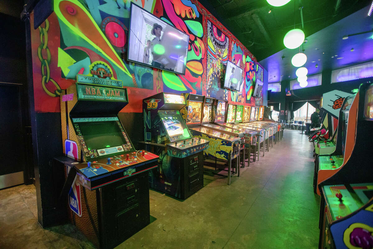 Algunos de los juegos de arcade dentro de Emporium Arcade Bar en Oakland, California, el 9 de marzo de 2023.
