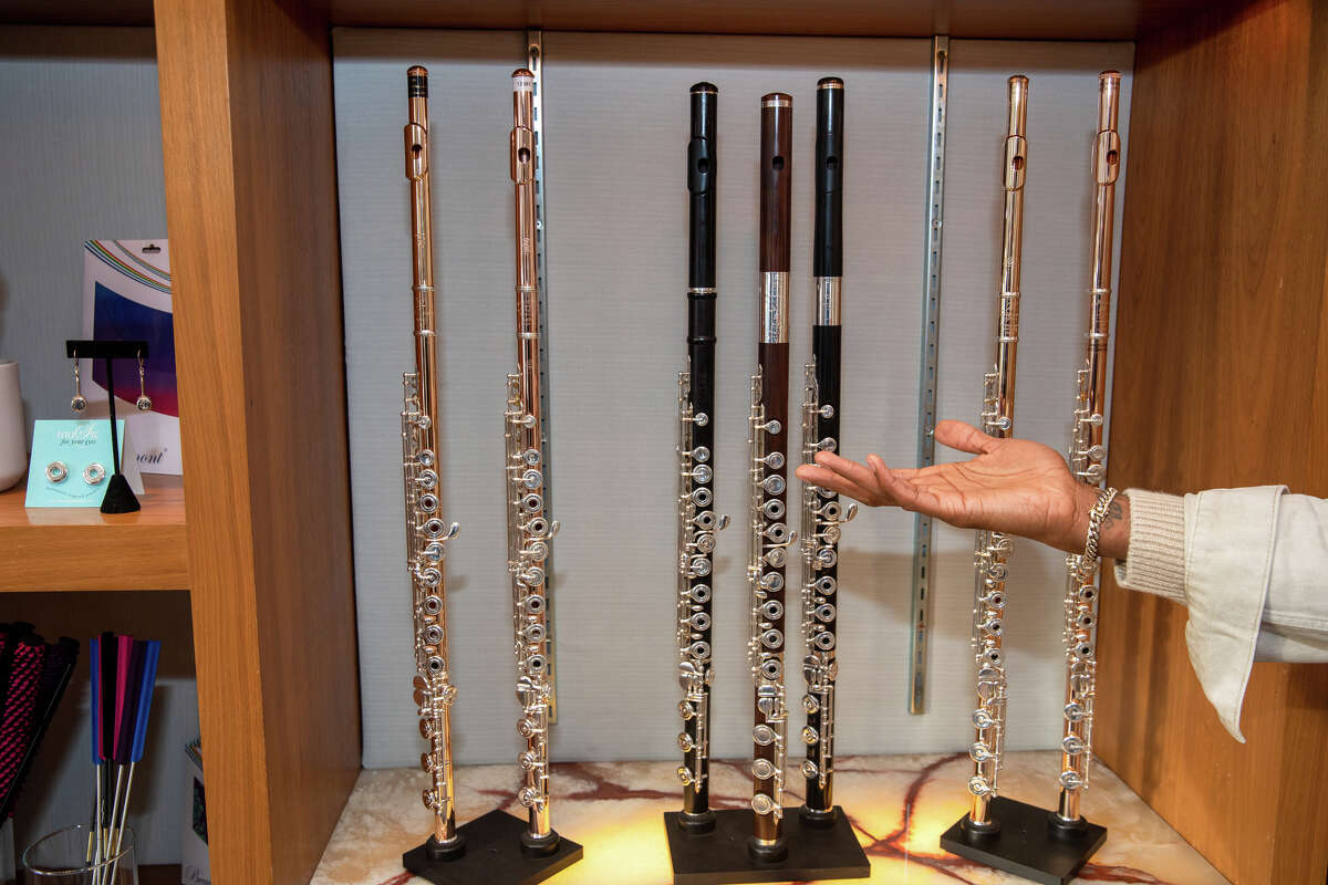William Underwood III describe algunas de las flautas y otros accesorios disponibles en Flute World en el distrito de North Beach en San Francisco, California, el 13 de enero de 2023.