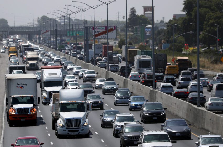  Un bache bloquea los carriles de la I-880 en Oakland, retrasando el tráfico por millas