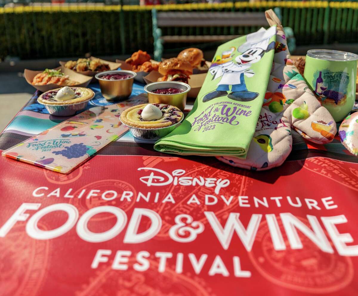 Los elementos especiales del menú y la mercancía conmemorativa se exhiben en el Festival de Comida y Vino Disney California Adventure 2023 en el Disneyland Resort en Anaheim.