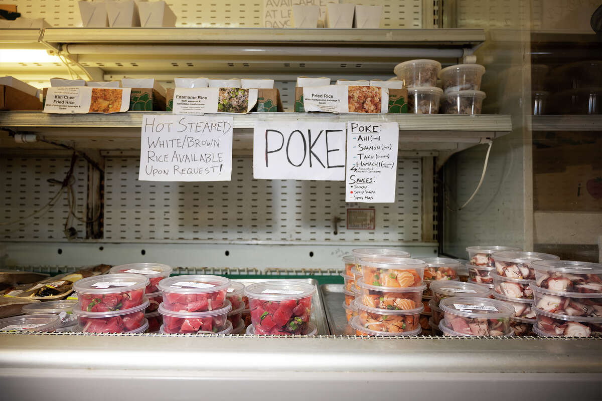 Diferentes tipos de poke en el mercado Takahashi en San Mateo, California, el 9 de marzo de 2023.