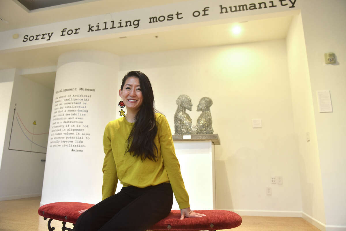 Audrey Kim, fundadora y curadora del Museo de Desalineación de San Francisco, aparece en la galería de arriba del museo el 9 de marzo. Kim quedó fascinada por el aprendizaje automático cuando era una de las primeras empleadas de Cruise.