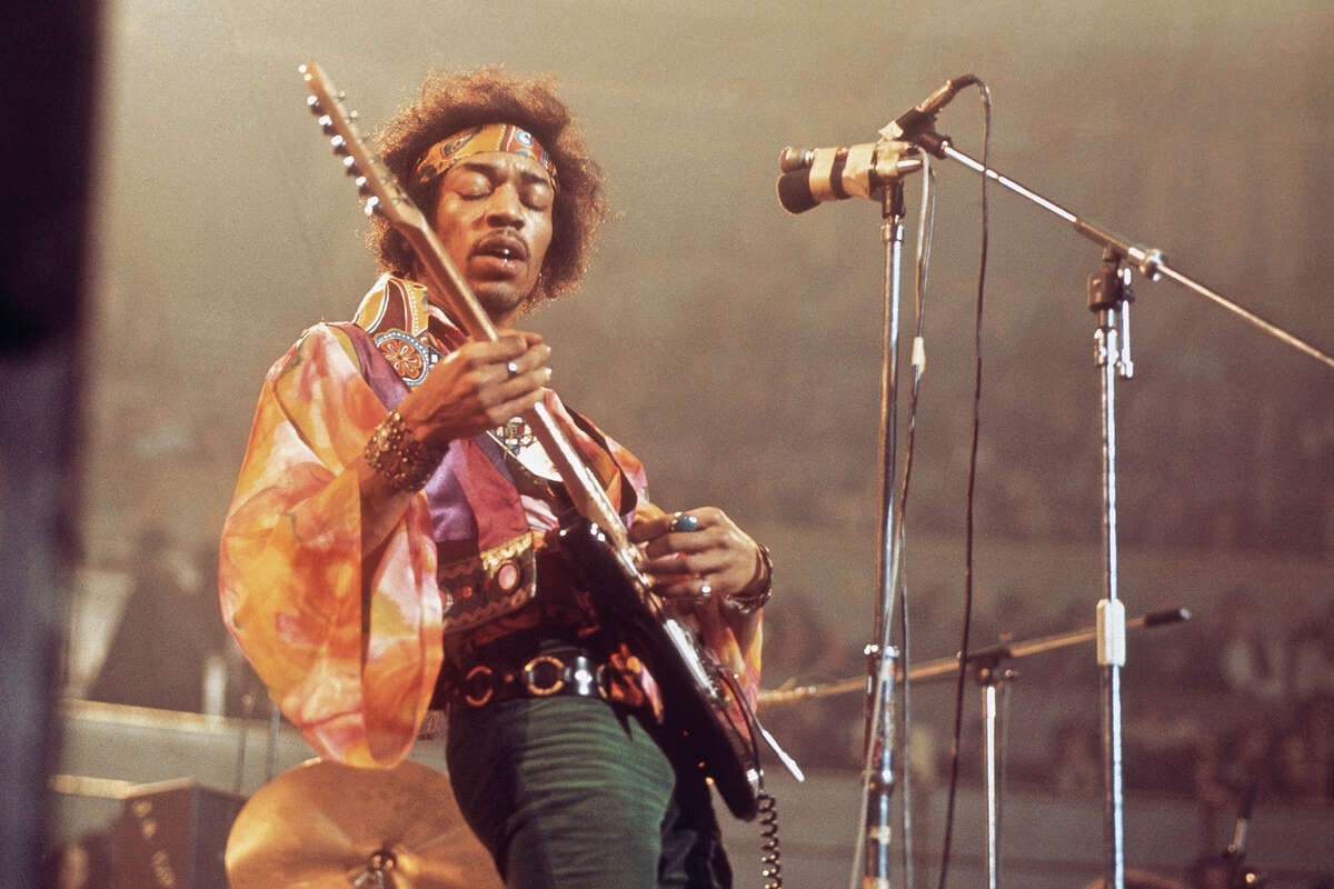 El guitarrista y cantante de rock estadounidense Jimi Hendrix se presenta en el escenario tocando una guitarra Fender Stratocaster negra con Jimi Hendrix Experience en el Royal Albert Hall de Londres el 24 de febrero de 1969.