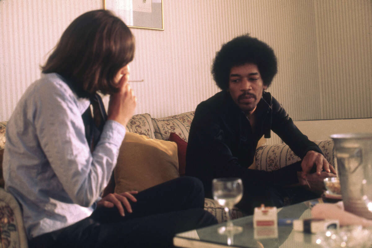 El cofundador y editor de la revista Rolling Stone, Jann Wenner, entrevista al legendario guitarrista, cantante y compositor de rock Jimi Hendrix antes de su concierto en el Auditorio Fillmore, el 1 de febrero de 1968, en San Francisco. 