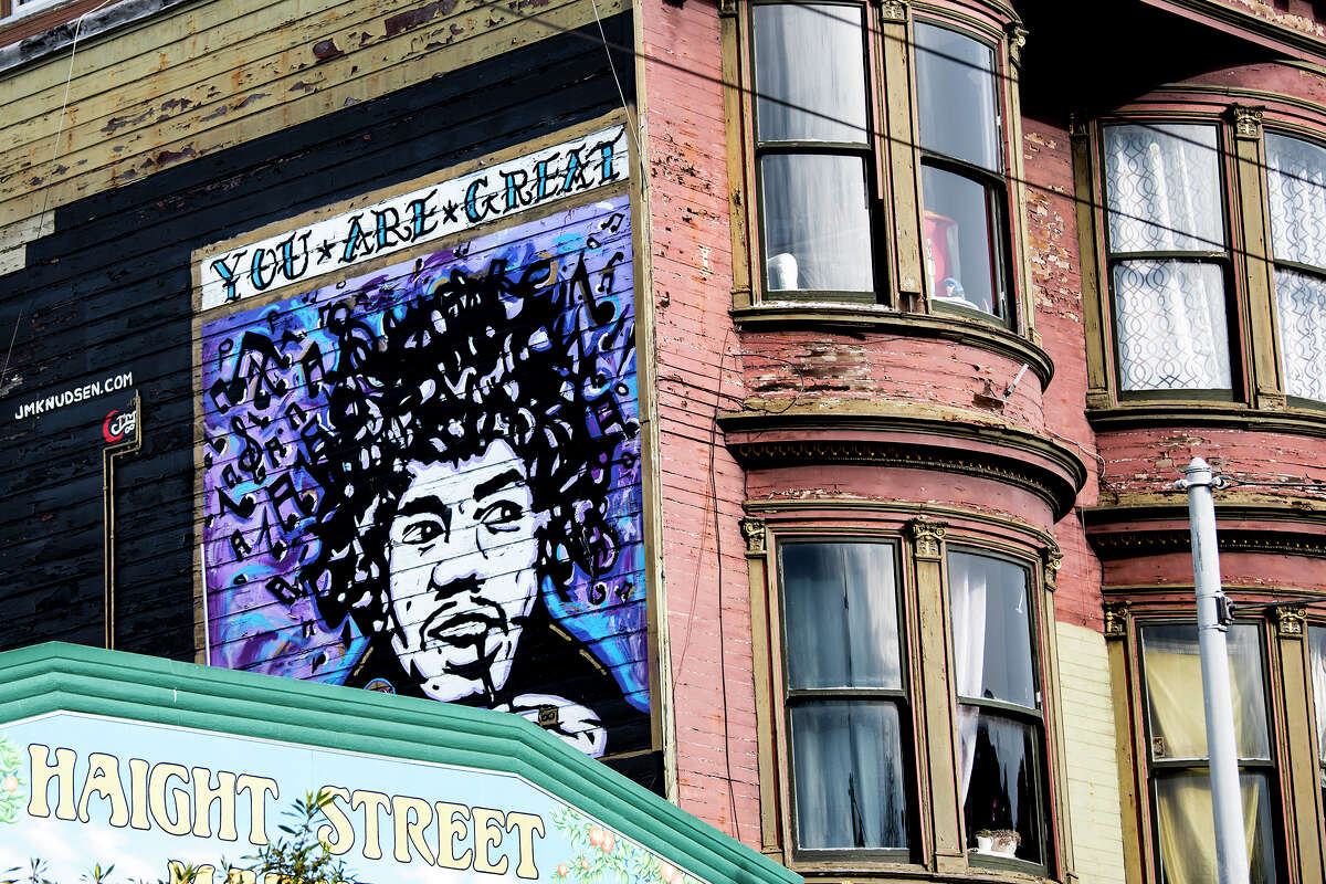 Un mural de Jimi Hendrix en la pared de 1524 Haight St., en San Francisco.
